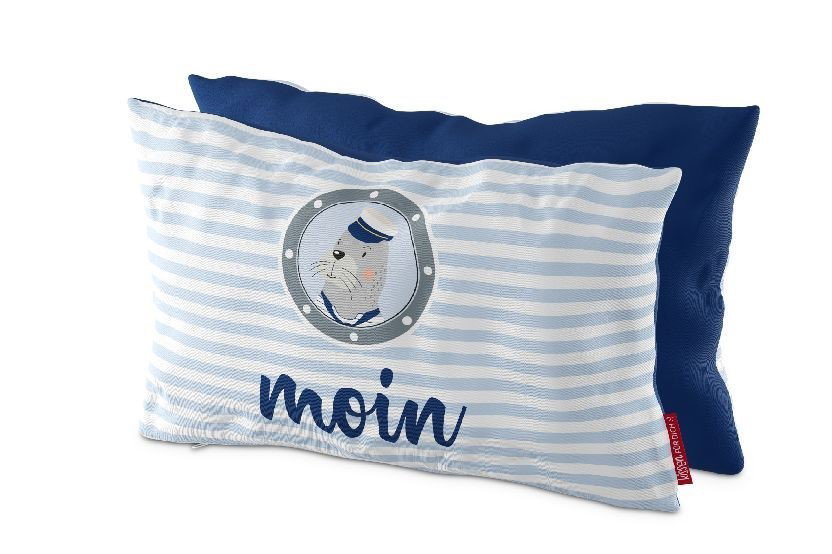 Zwei Kissen, eines mit blauen Streifen und einem Walross-Motiv, das andere in einfarbig blau mit dem Schriftzug "moin".