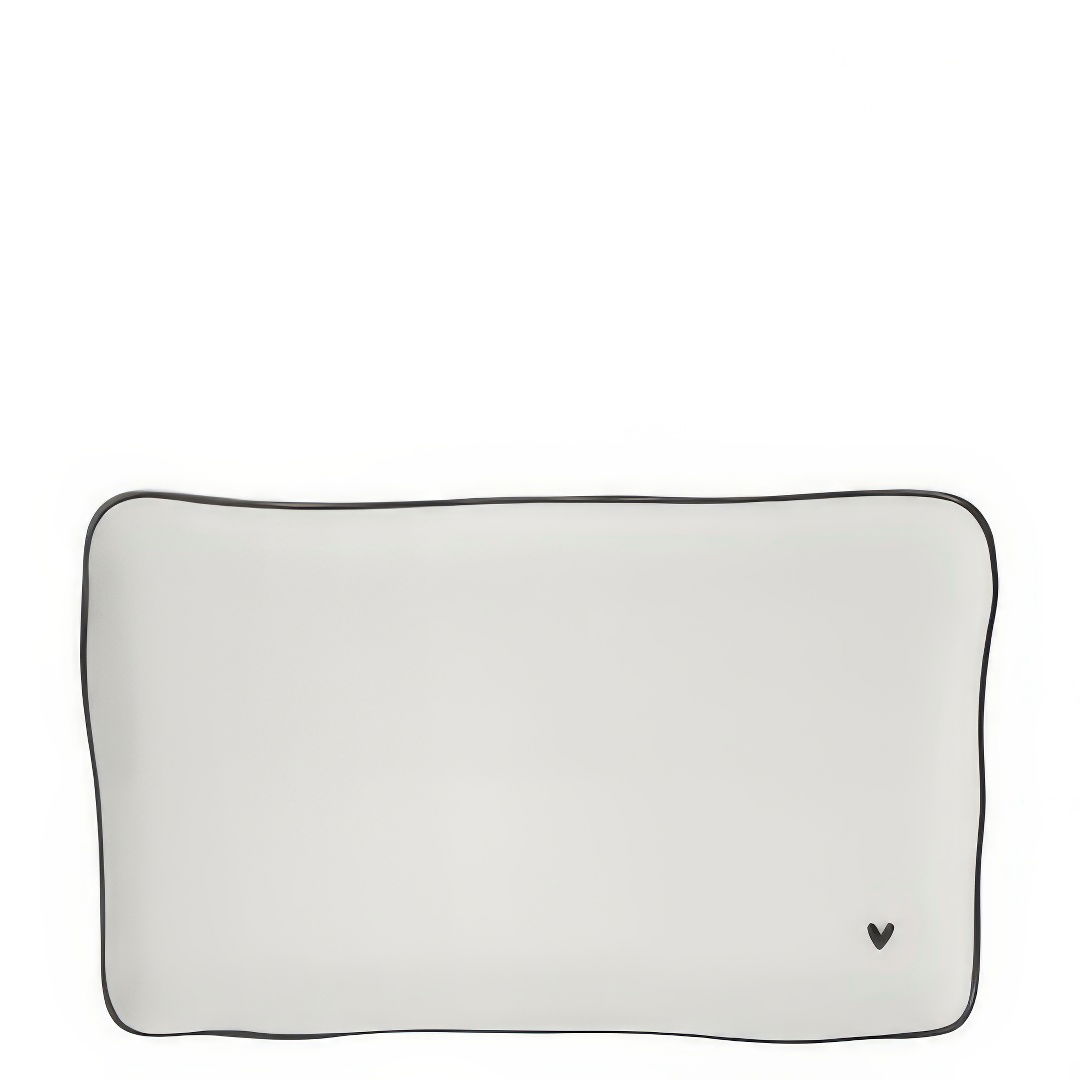Ein rechteckiges Kissen in hellem Grau mit schwarzem Rand und einem kleinen Logo in der unteren rechten Ecke.