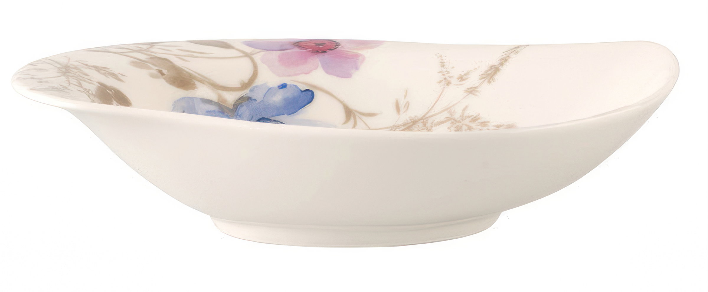 Eine ovale Schale aus weißem Porzellan mit floralen Mustern in Blau und Rosa. Die Schale hat eine sanfte, geschwungene Form.