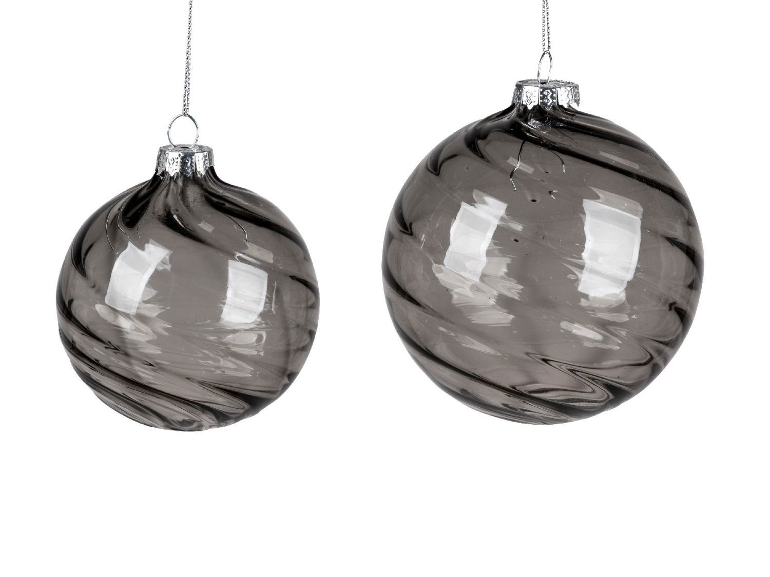 Zwei hängende, gläserne Weihnachtskugeln in Grau mit spiralförmigen Mustern und silbernen Aufhängungen.