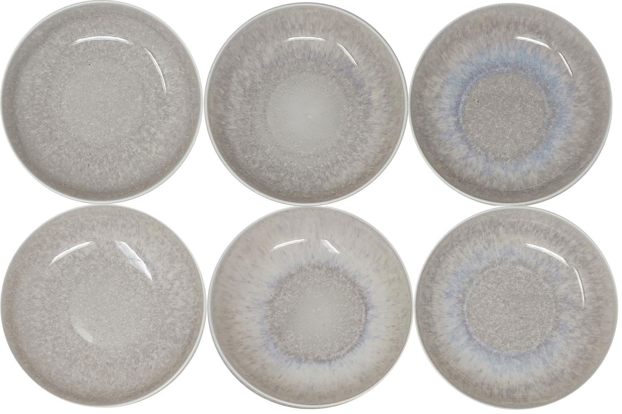 Sechs flache Teller in neutralen Grautönen mit einem sanften, strukturierten Muster. Sie sind kreisförmig und glänzend.