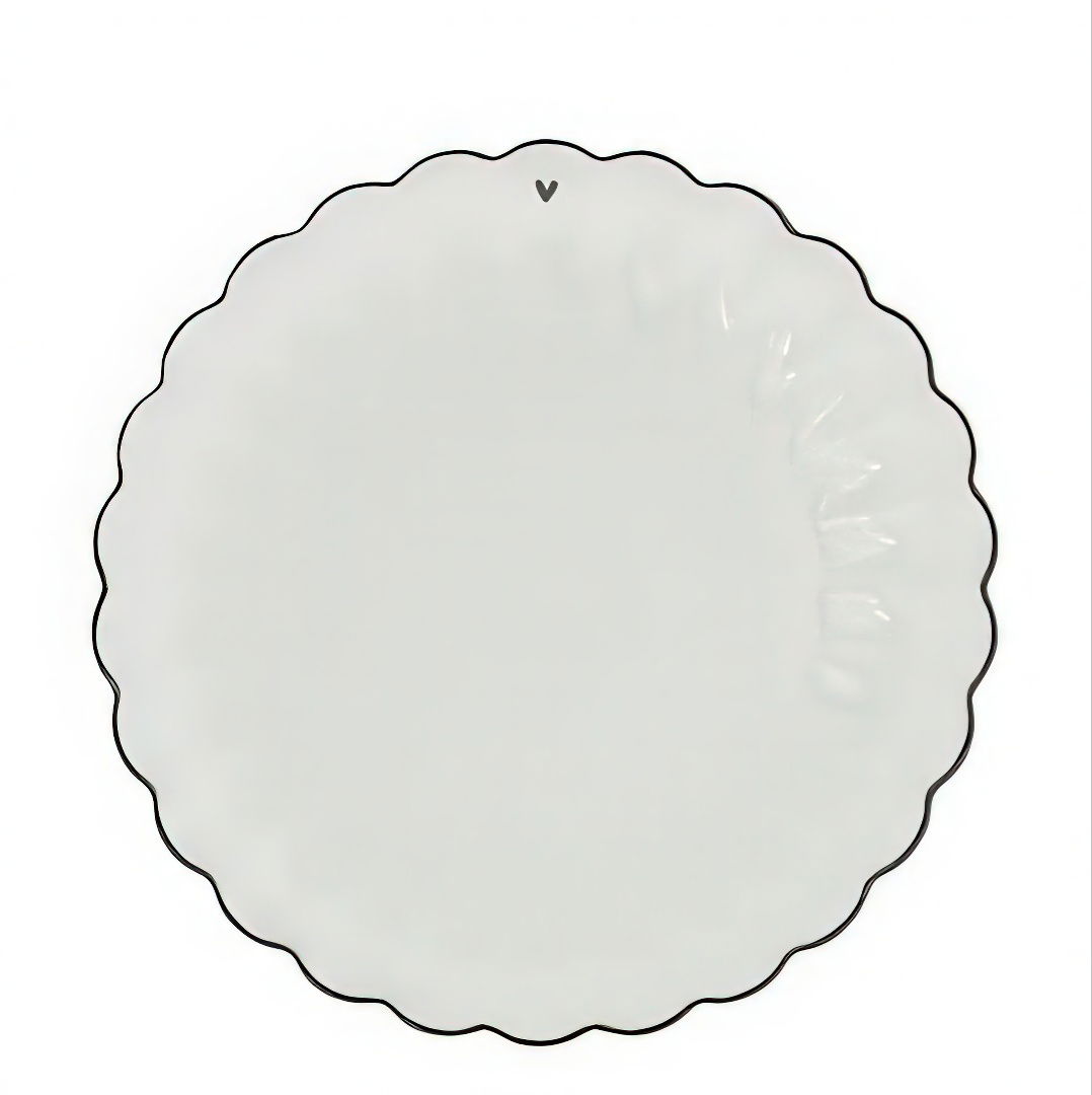 Weißer Teller mit gewelltem Rand und schwarzem Randmuster. Der Teller hat eine glatte Oberfläche und ist rund.