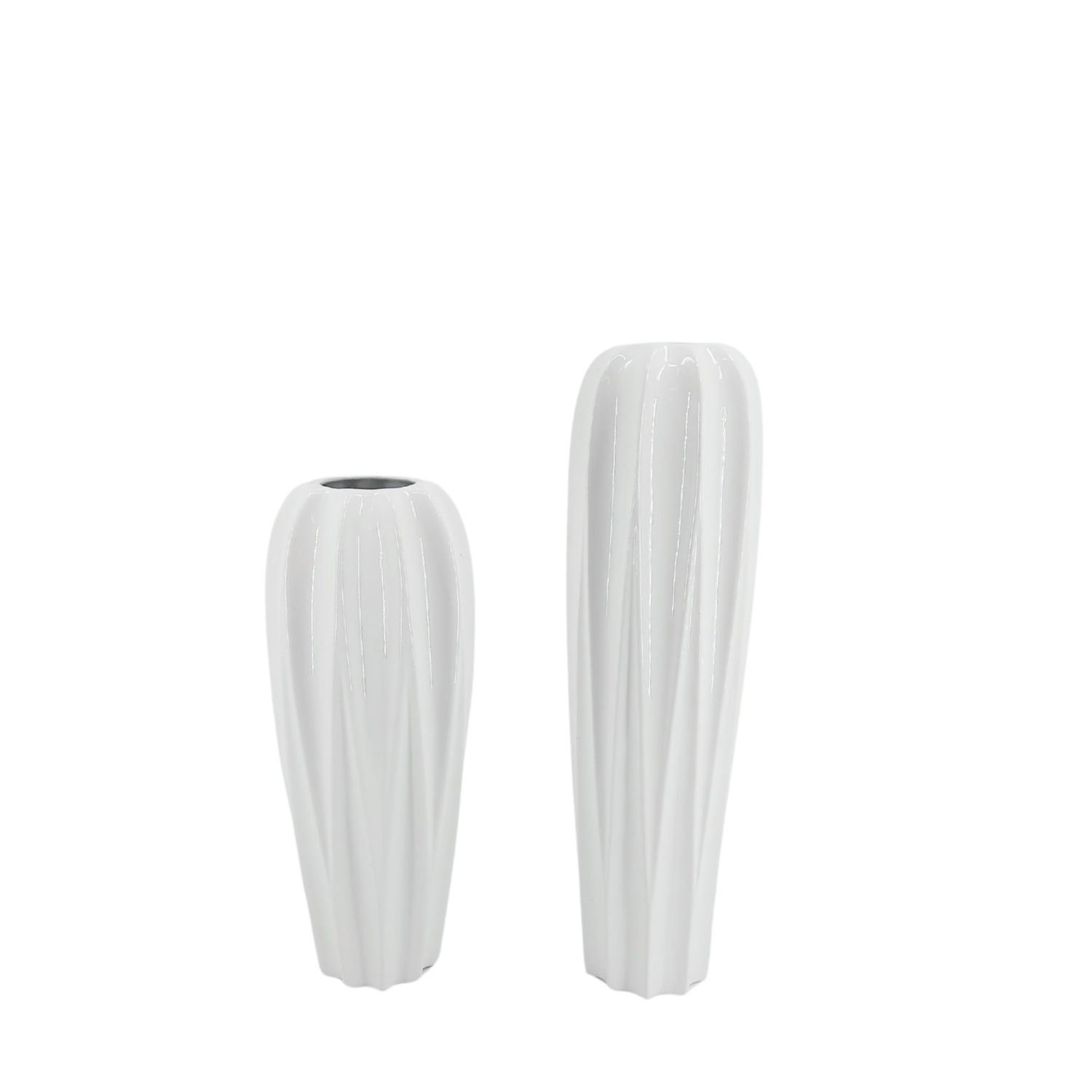 Zwei weiße Vasen mit vertikalen Rillen in verschiedenen Höhen