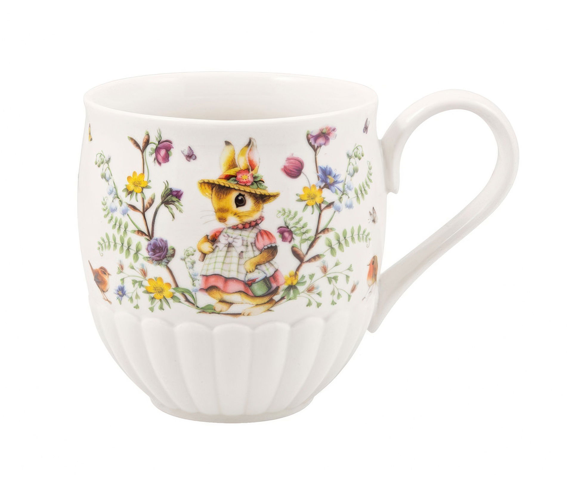 Weißer Becher mit buntem, floralem Muster und einem Hasen in einem Kleid und Hut. Der Becher hat einen geschwungenen Henkel.