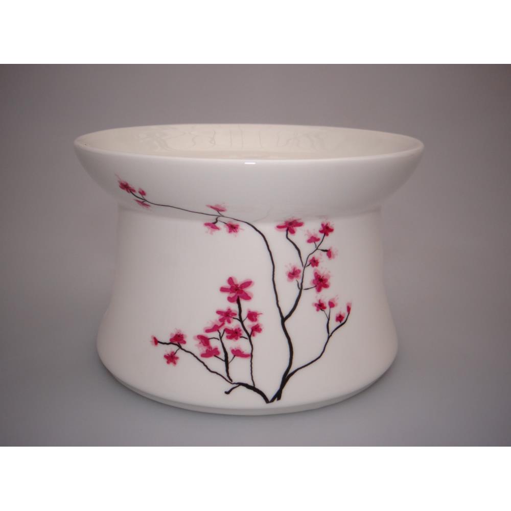 Runder, weißer Keramikbehälter mit blühenden, pinken Blumenmotiven auf der Außenseite.