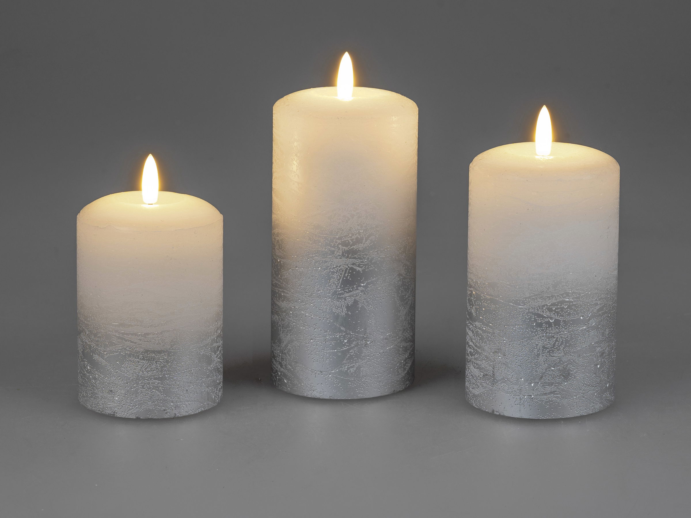 LED Kerze KLASSIK weiß silber Höhe 15cm,Durchmesser 7,5cm mit Timerfunktion von FORMANO
