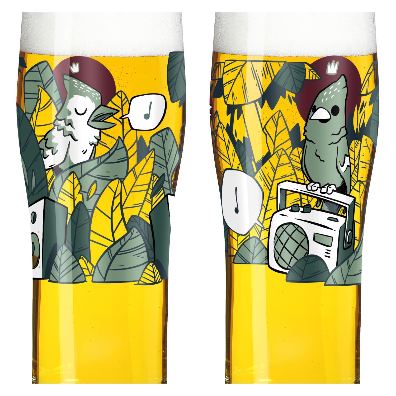 Zwei Gläser mit Bier, verziert mit bunten Illustrationen von Vögeln und Pflanzen, auf gelbem Hintergrund.