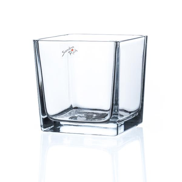 Ein transparenter, quadratischer Glasbehälter mit einer glatten Oberfläche und einem stabilen Boden.