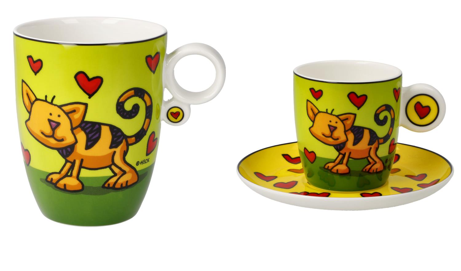 Bunte Tasse und Untertasse mit einem cartoonhaften Kätzchen und roten Herzen auf grünem Hintergrund.