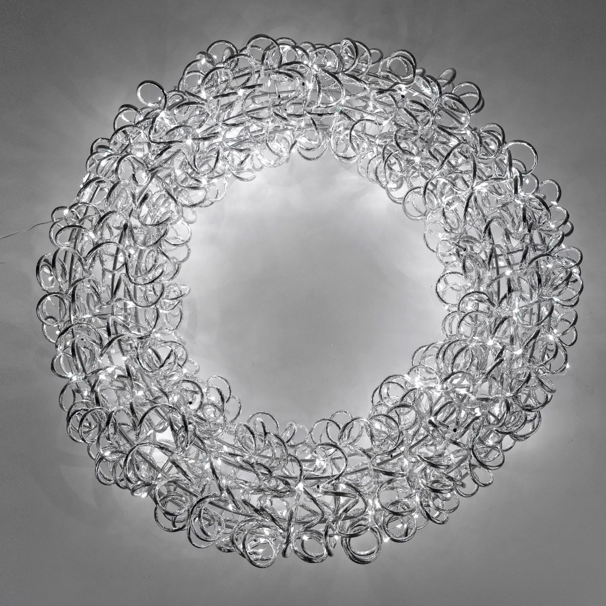 Dekokranz aus geflochtenem silfarbenem Metal mit vielen kleinen blinkenden LEDs