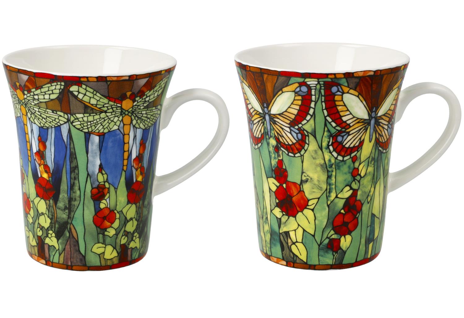 Zwei Tassen mit bunten, floralen Motiven. Eine zeigt Libellen und rote Blumen, die andere Schmetterlinge und grüne Pflanzen.