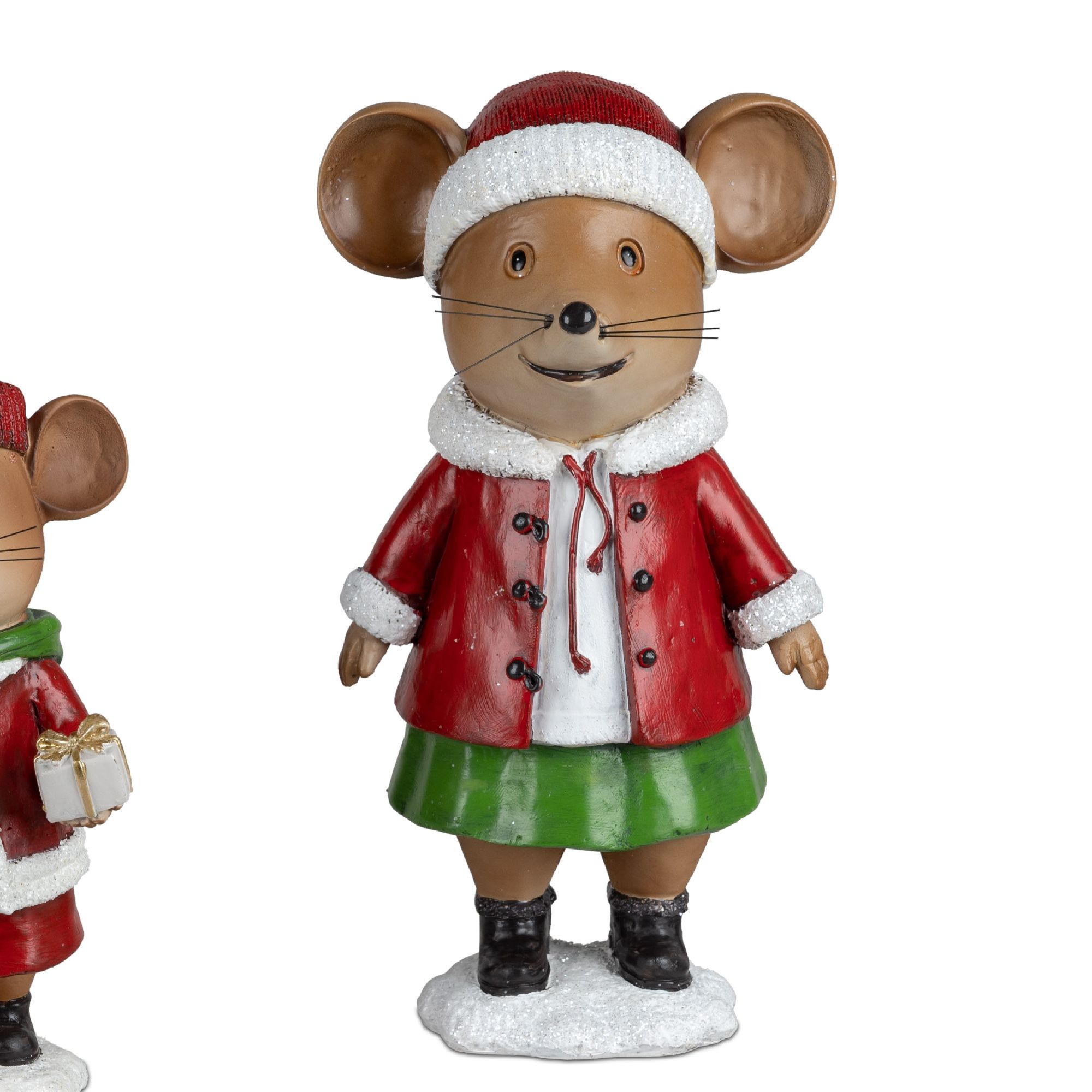 Zwei dekorative Mäusefiguren in Weihnachtskleidung, eine mit Geschenk, die andere in rotem Mantel und grünem Rock.