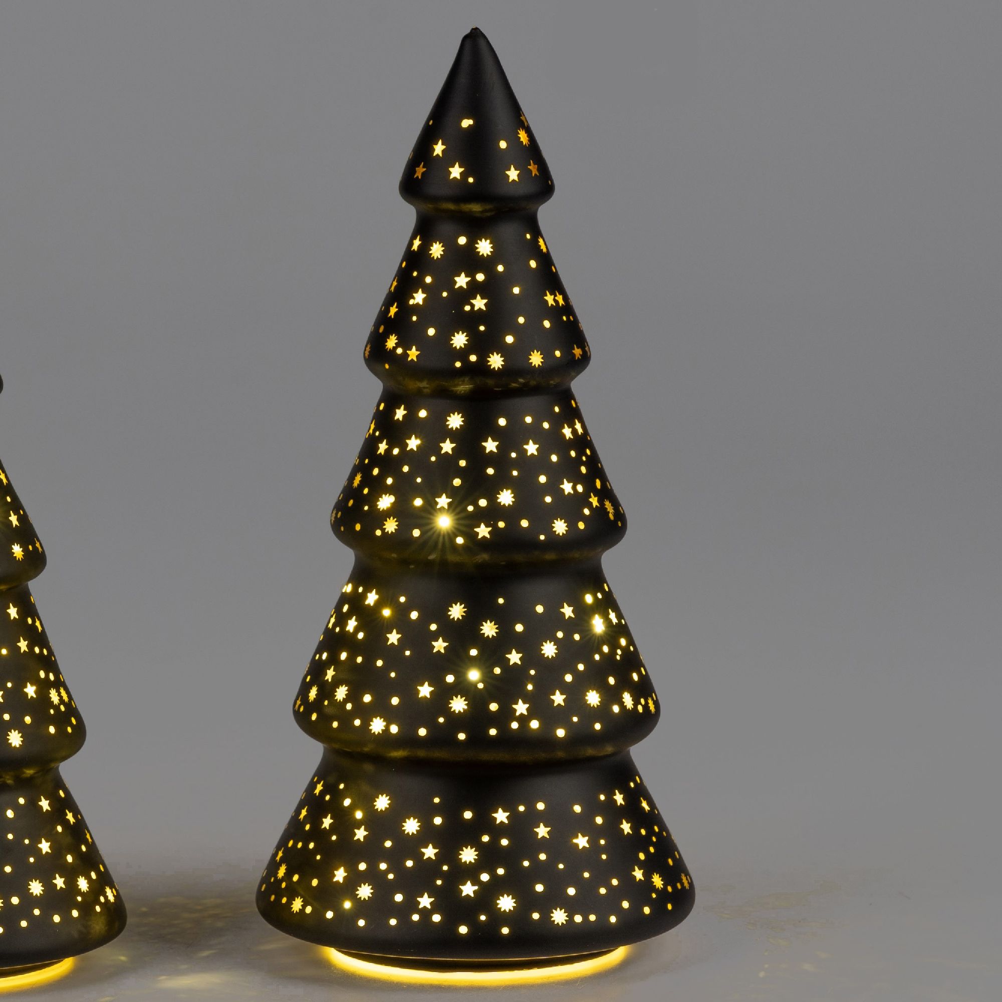 schwarzer LED Weihnachtsbaum mit Sternenmotiv mit grauem Hintergrund