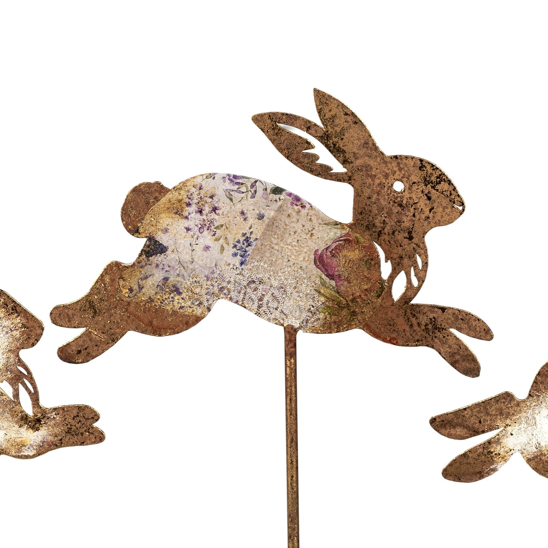 Drei dekorative, metallene Hasenfiguren in verschiedenen Sprungpositionen, mit floralen Mustern und patinierter Oberfläche.