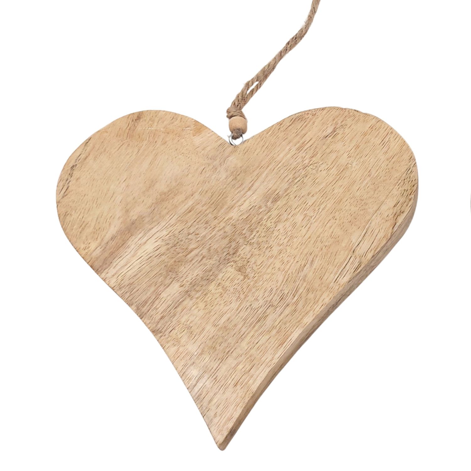 Herzförmiges Holzschild mit Kordel zum Aufhängen vor weißem Hintergrund