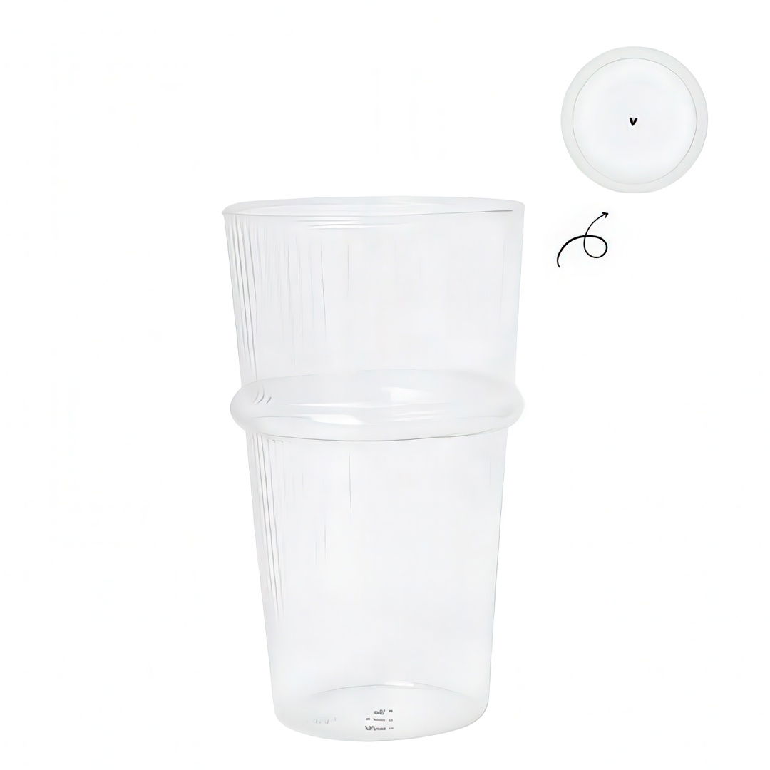 Zwei transparente Becher, einer in den anderen gestapelt. Ein Becher hat eine runde, flache Unterseite.