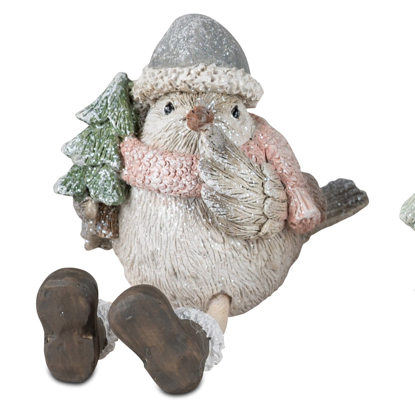 Eine sitzende Vogelfigur mit grauem Hut, rosa Schal und Tannenzweig in der Hand. Die Füße sind braun