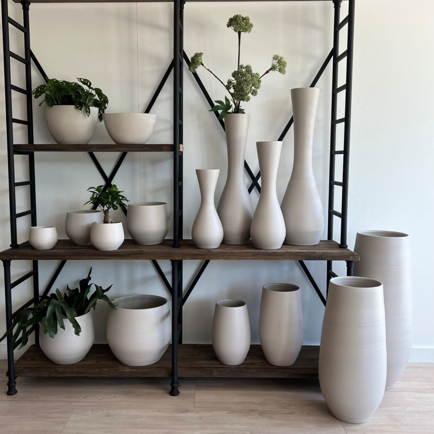 Regal mit Vasen in verschiedenen Formen in grau beige