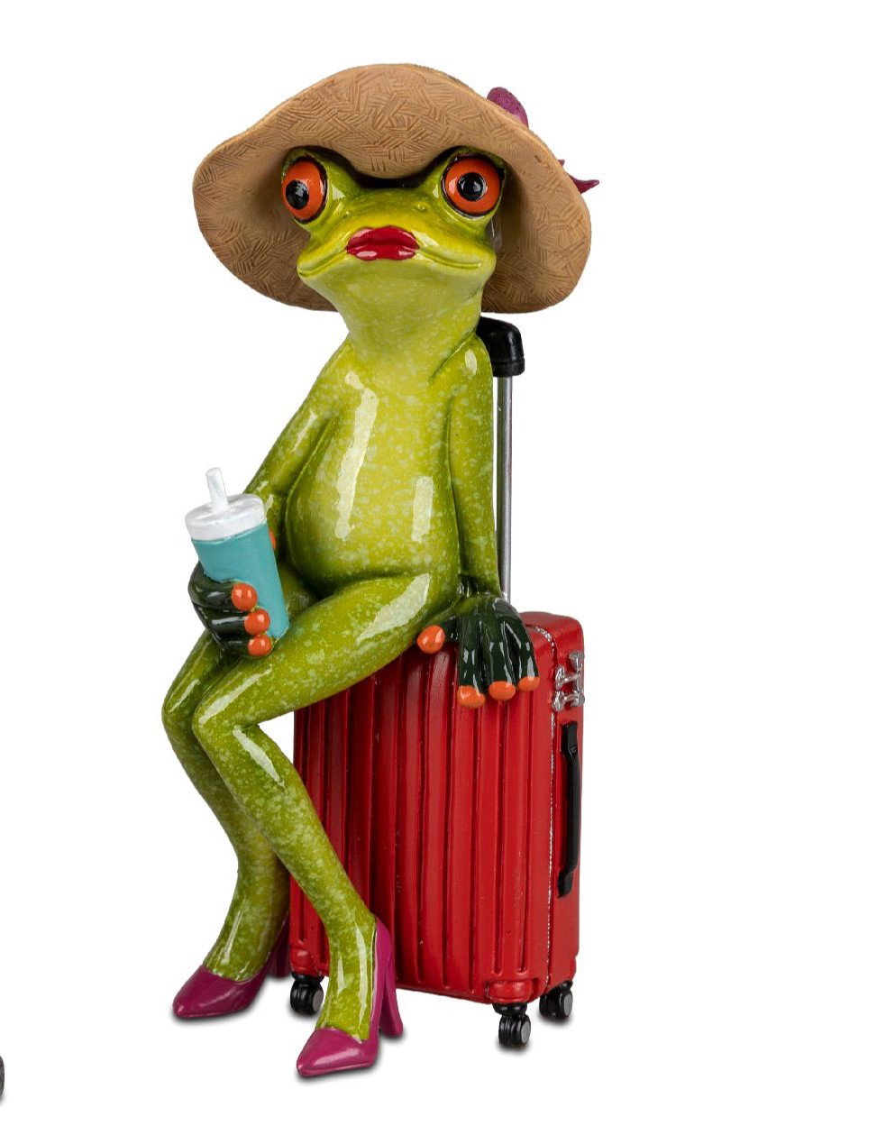 Eine grüne Froschfigur mit Hut sitzt auf einem roten Koffer und hält ein Getränk in der Hand. Sie tr