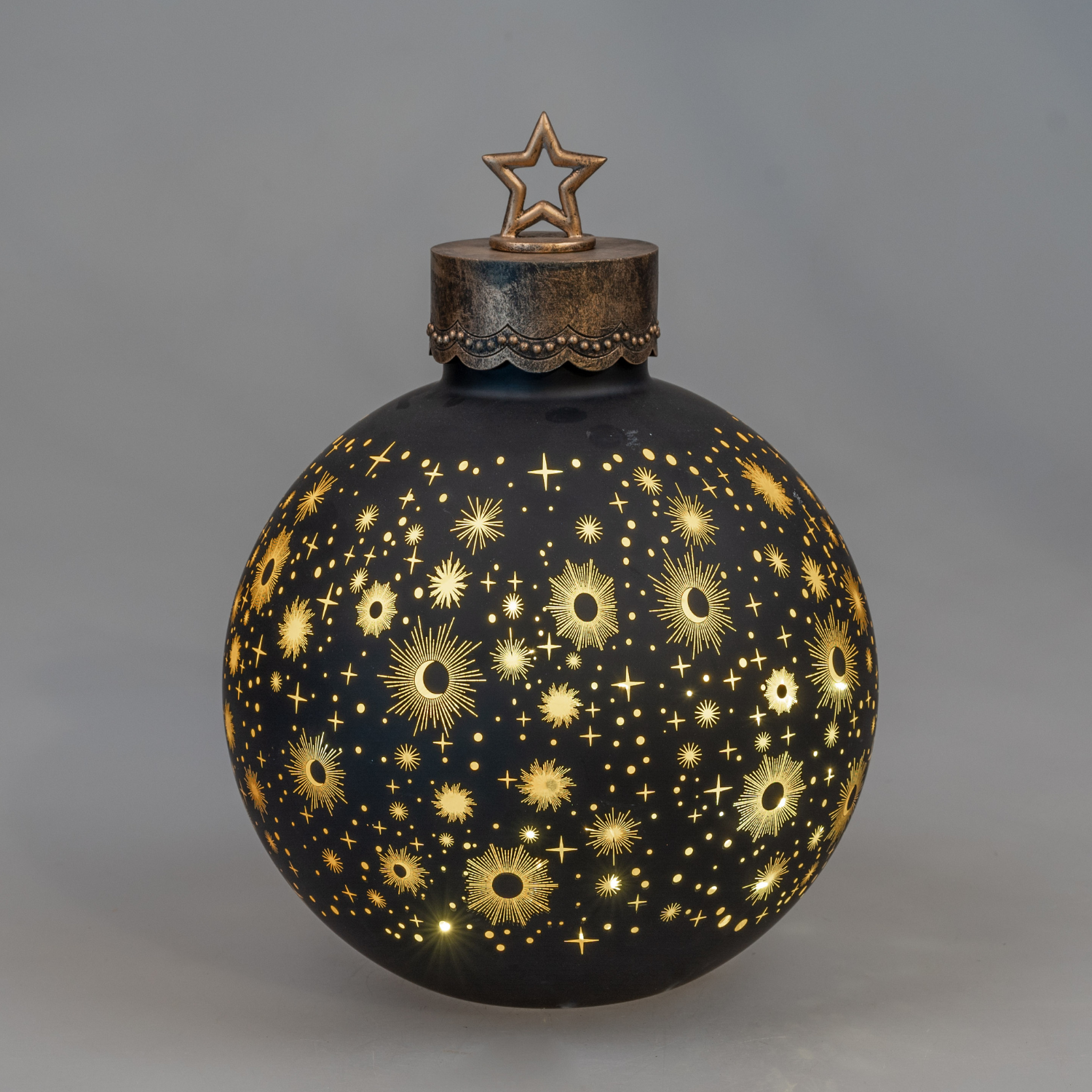schwarze Dekokugel mit goldenen Sternen und aufgesetztem Stern