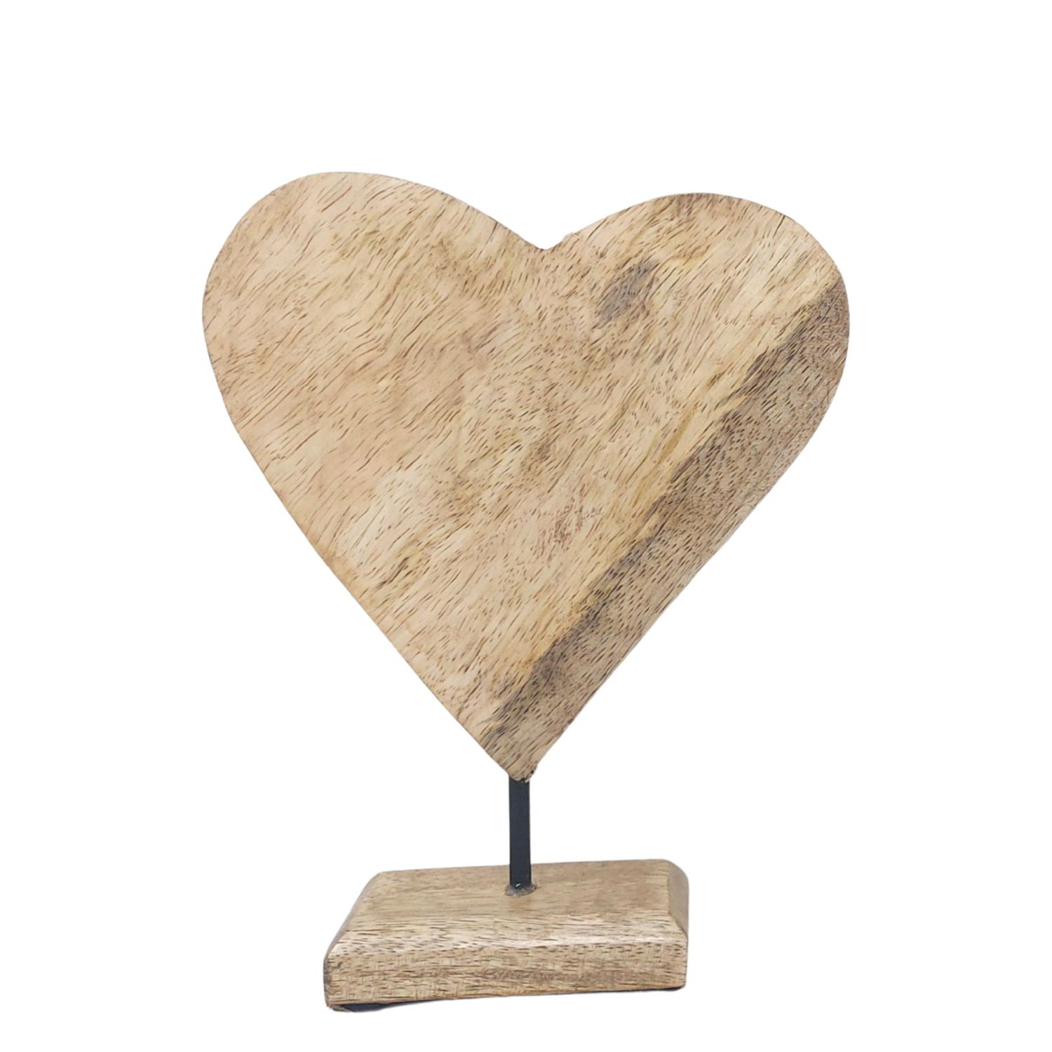 Holzfigur in Herzform auf einem stabilen Sockel