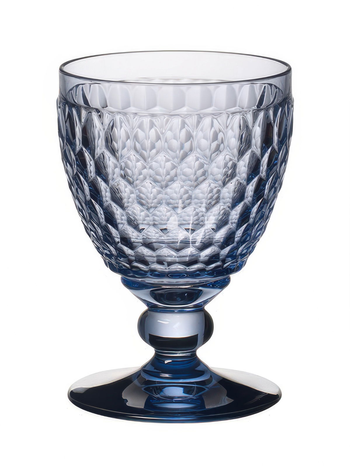 Ein blauer, facettierter Glasbecher mit einem stabilen Fuß und einer runden Öffnung.