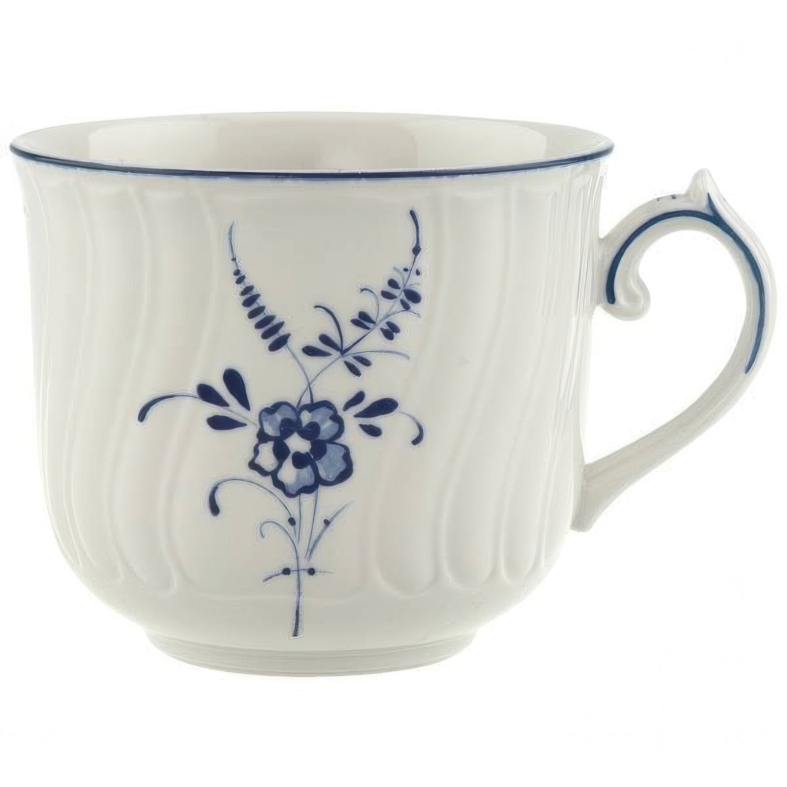 Weiße Tasse mit blauen Blumenmotiven und gewellter Oberfläche, seitlicher Henkel.