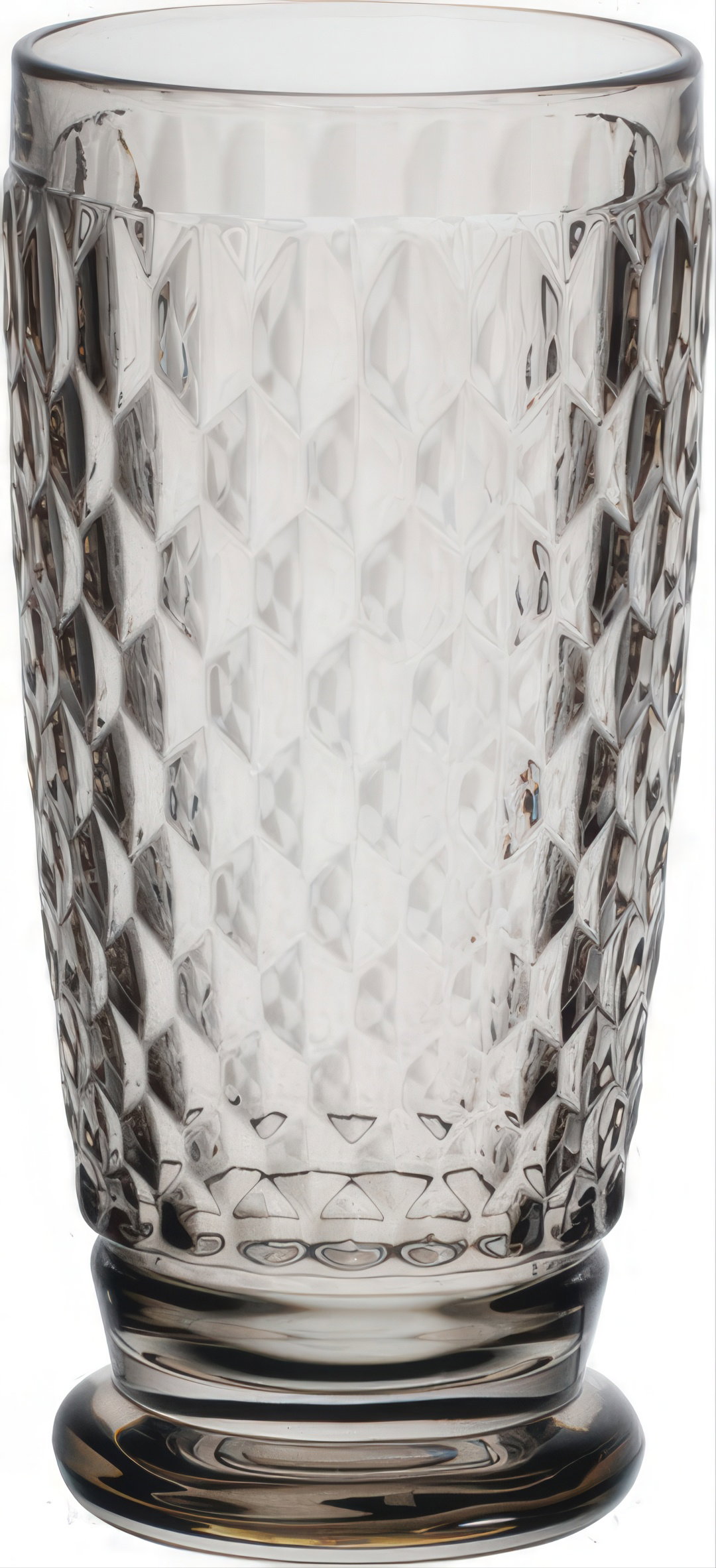Ein transparenter, facettierter Trinkbecher aus Glas mit einem breiten, stabilen Fuß.