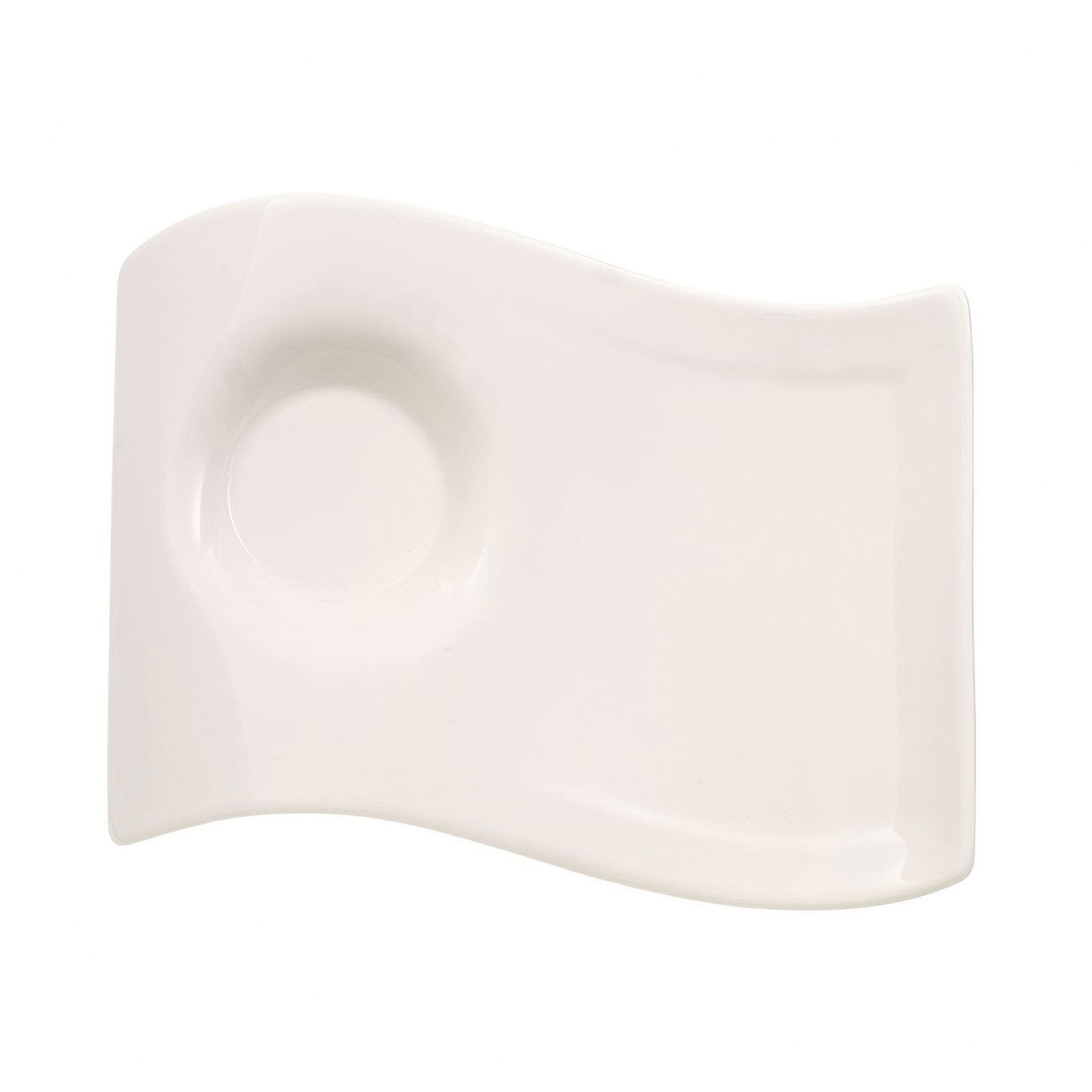 Weißes, wellenförmiges Teller mit einer runden Vertiefung in der Mitte.