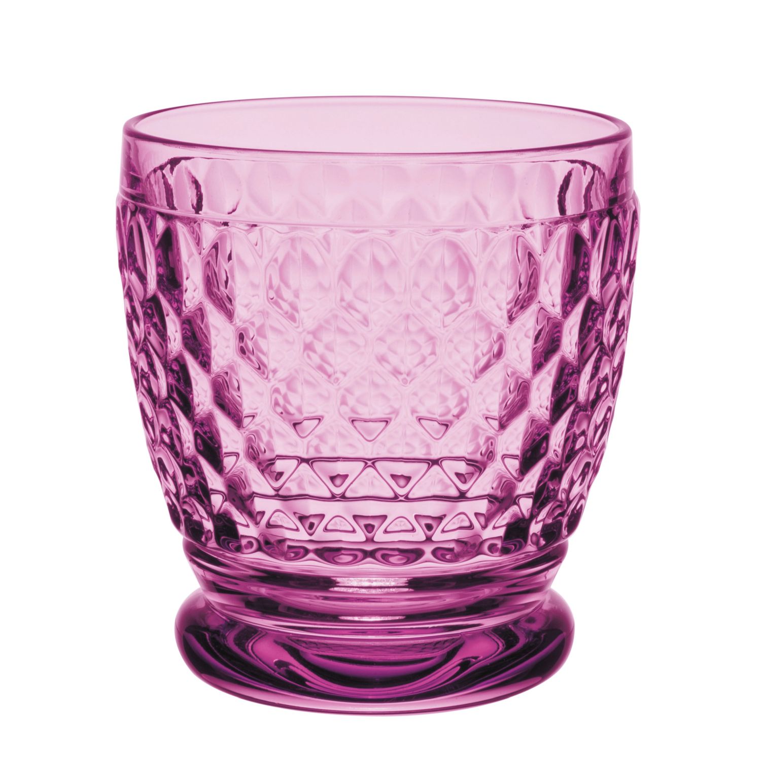 Ein pinkfarbener, facettierter Glasbecher auf weißem Hintergrund