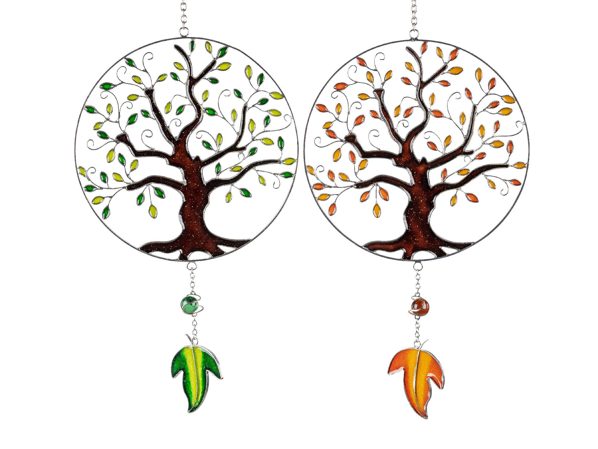 Zwei runde Anhänger mit Baummotiven: einer mit grünen Blättern, der andere mit orangefarbenen Blättern. Beide haben hängende Blätter.
