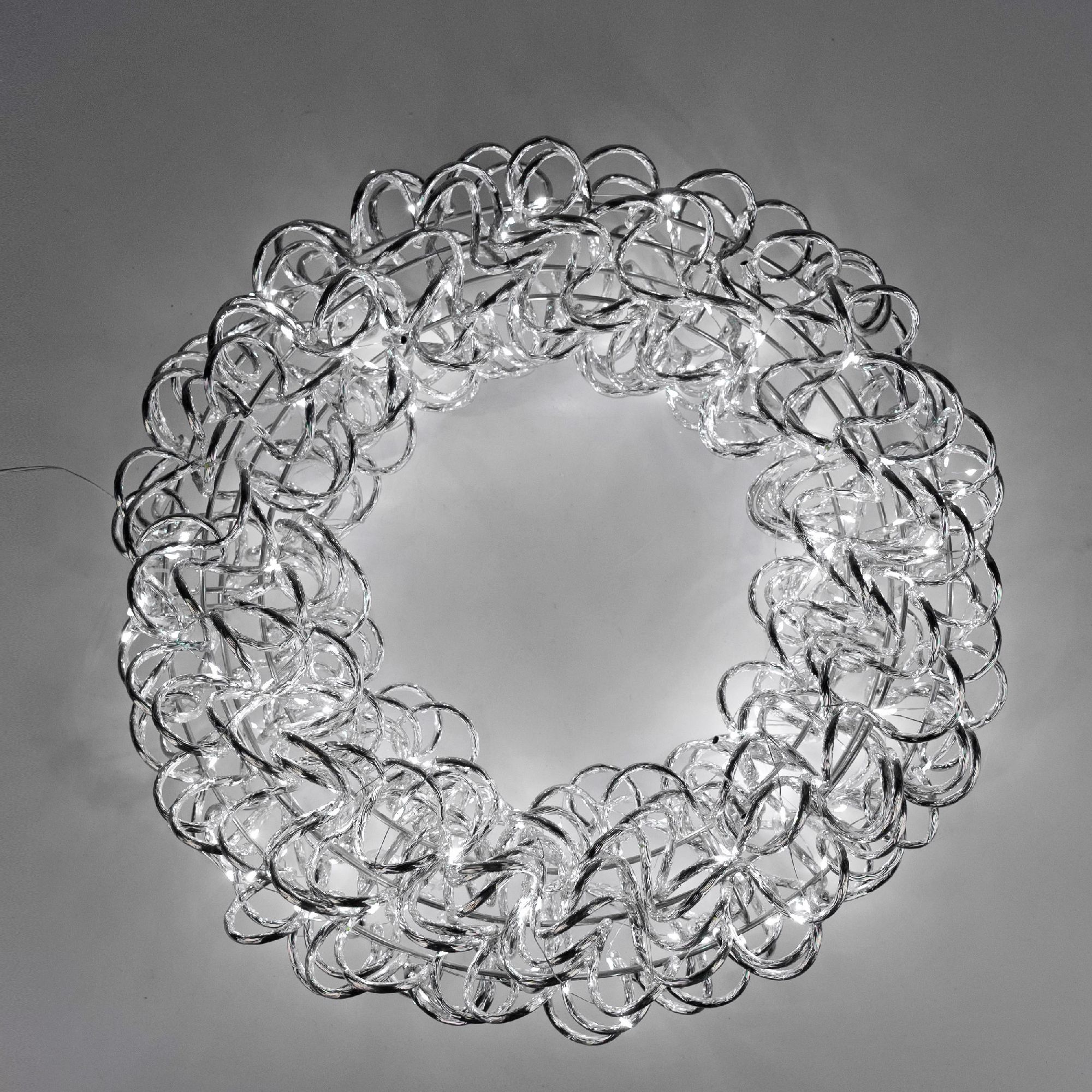 Dekokranz aus geflochtenem silfarbenem Metal mit vielen kleinen blinkenden LEDs
