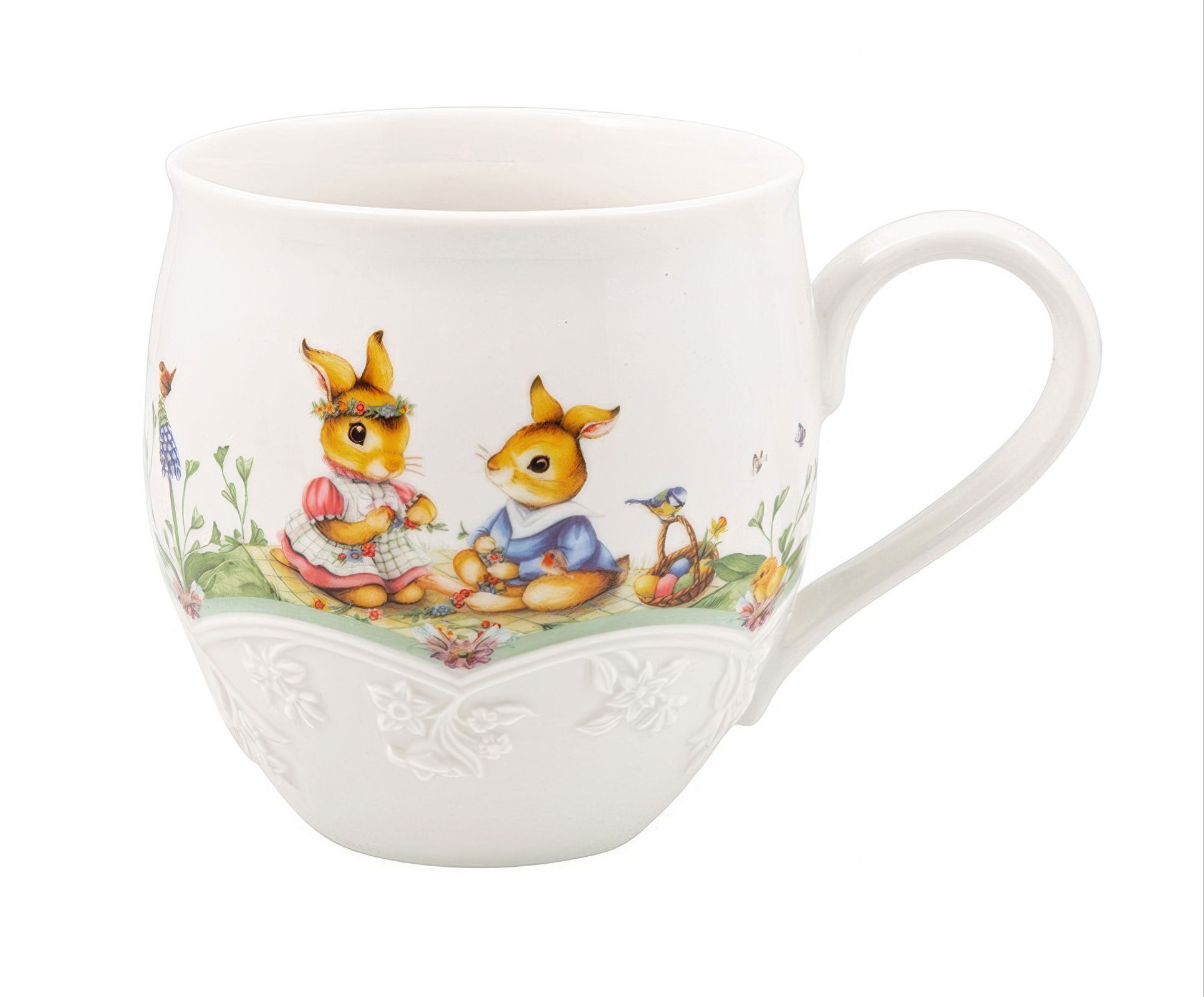Weißer Becher mit buntem Motiv von zwei Hasen, die auf einer Wiese sitzen. Der Becher hat eine geschwungene Form und einen Henkel.