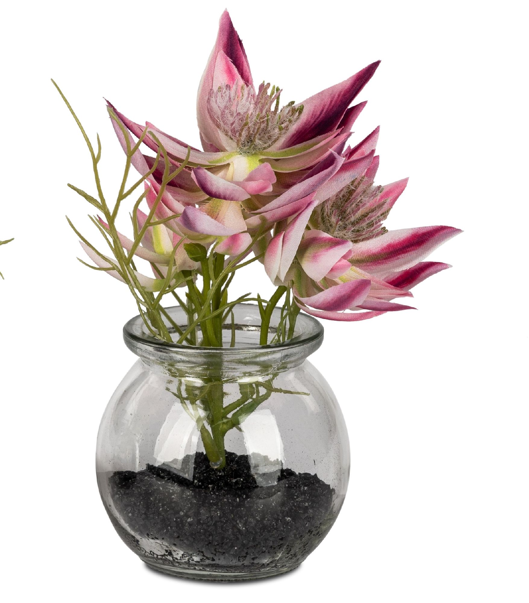Ein runder Glasvase mit schwarzem Kies und pink-weißen Blumen, die aus grünen Stängeln wachsen.