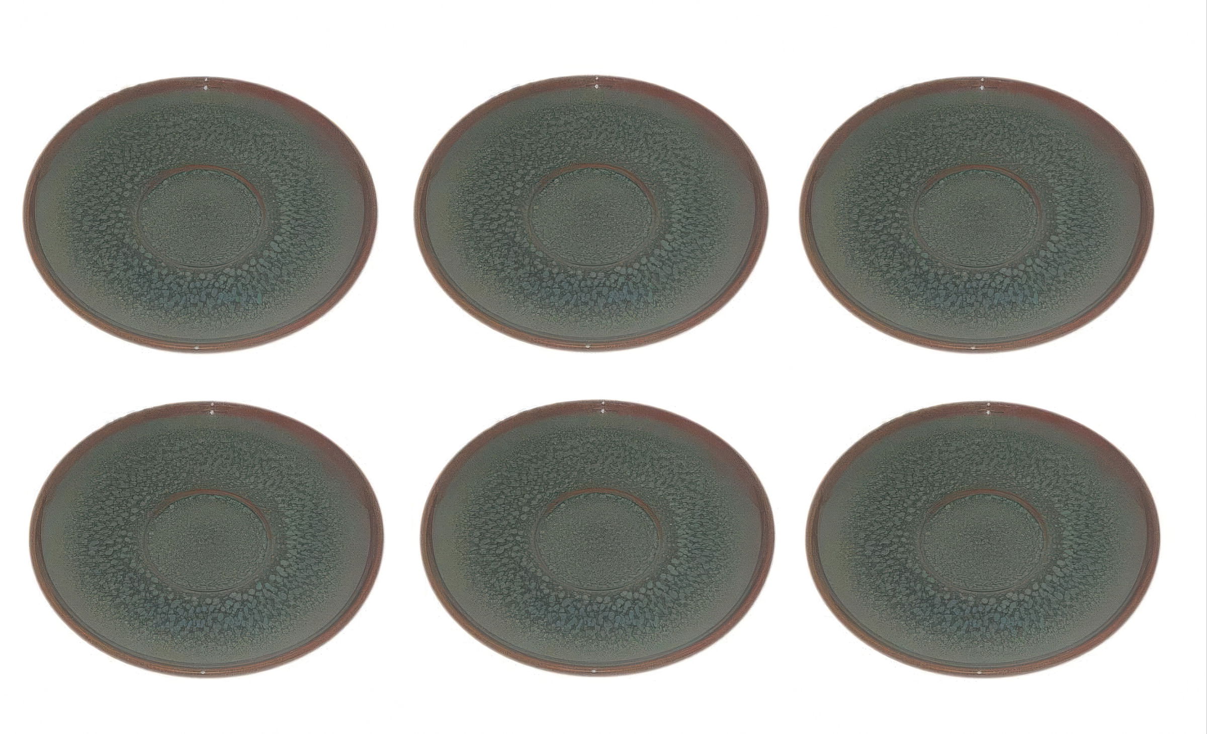 Sechs flache Teller mit einem strukturierten, grünlichen Muster und einem schmalen Rand in Braun.