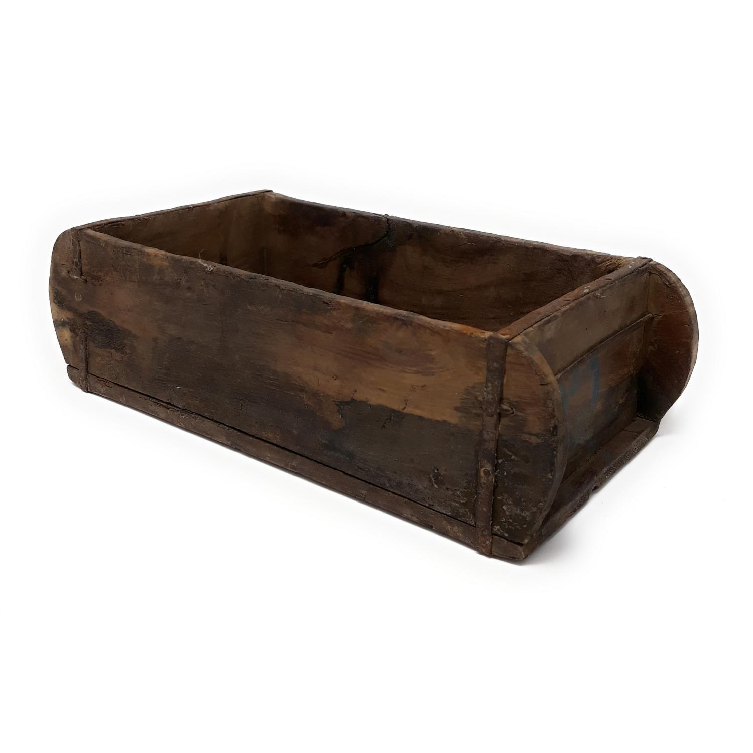 Holzkiste mit rechteckiger Form, offen und ohne Deckel, aus dunklem, verwittertem Holz.