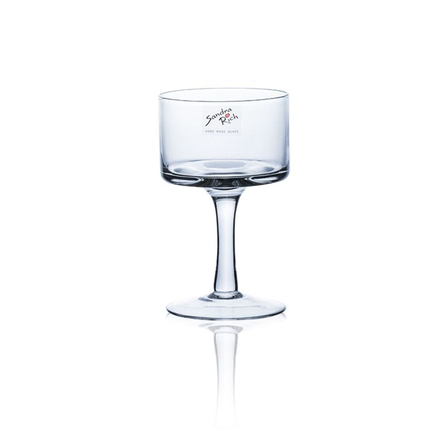Ein transparentes Glas mit einem kurzen Stiel und einer breiten, runden Schale. Der Boden ist flach und stabil.