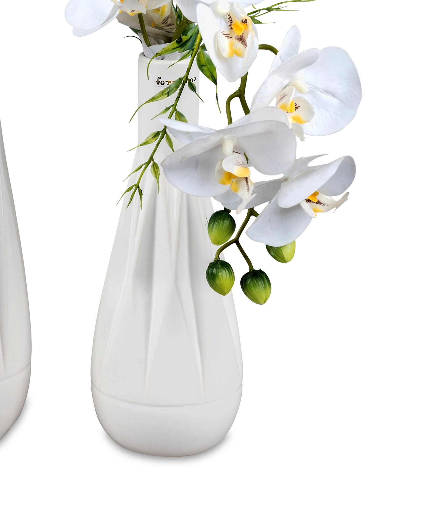 Eine weiße Vase mit einer strukturierten Oberfläche, gefüllt mit weißen Orchideen und grünen Knospen.