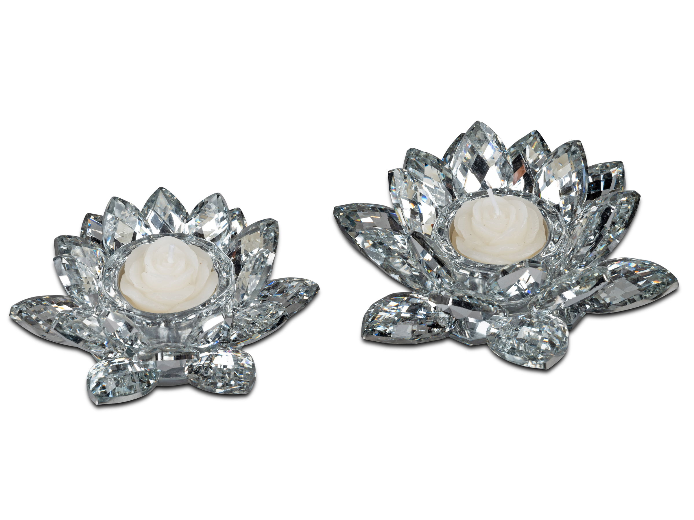 Zwei dekorative Teelichthalter in Form von Wasserlilien aus klarem Kristall mit weißen Kerzen in der Mitte.