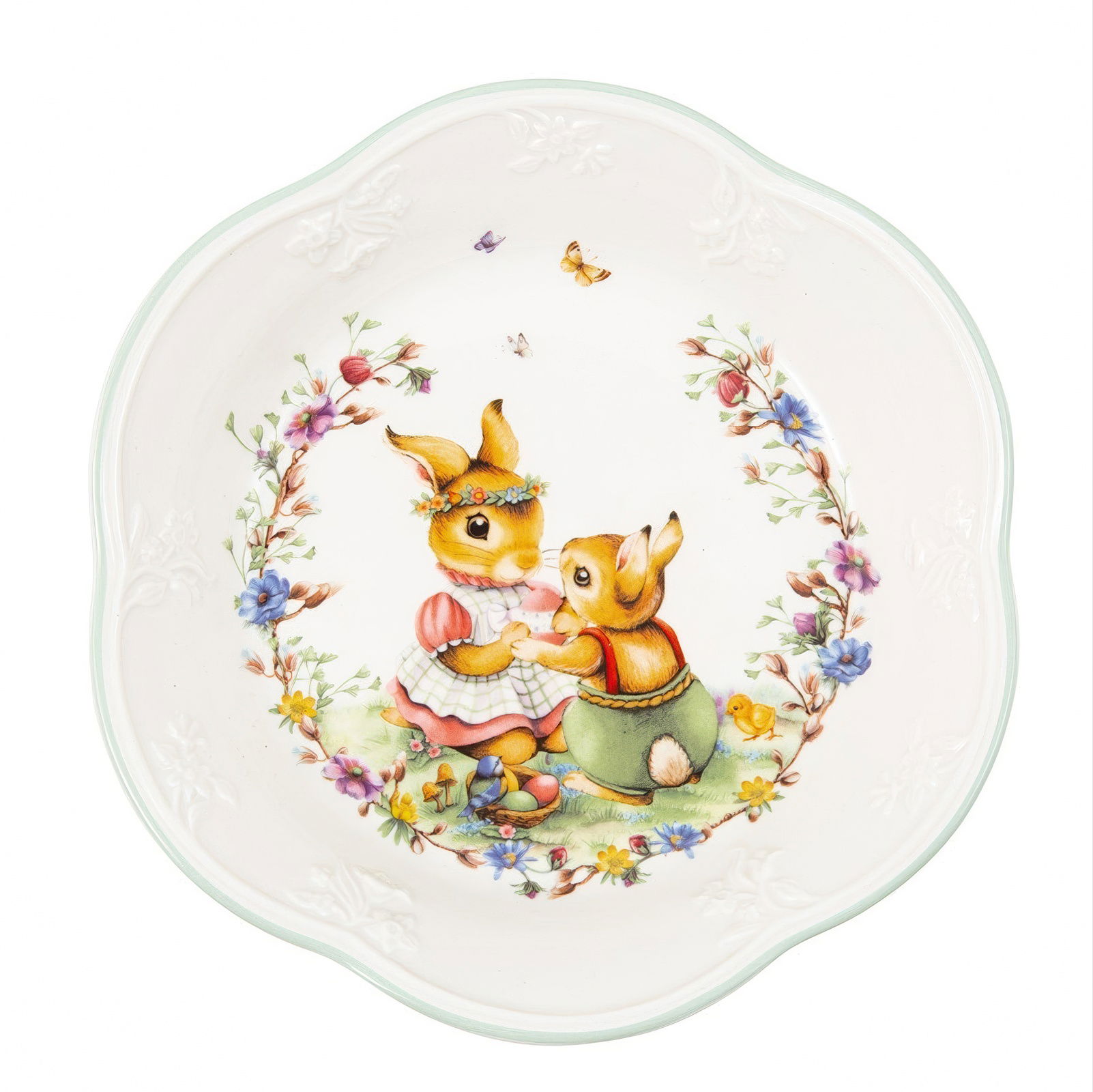 Ein Teller mit zwei niedlichen Hasen, umgeben von Blumen und Schmetterlingen. Der Hase links trägt ein Kleid, der rechte einen Overall.