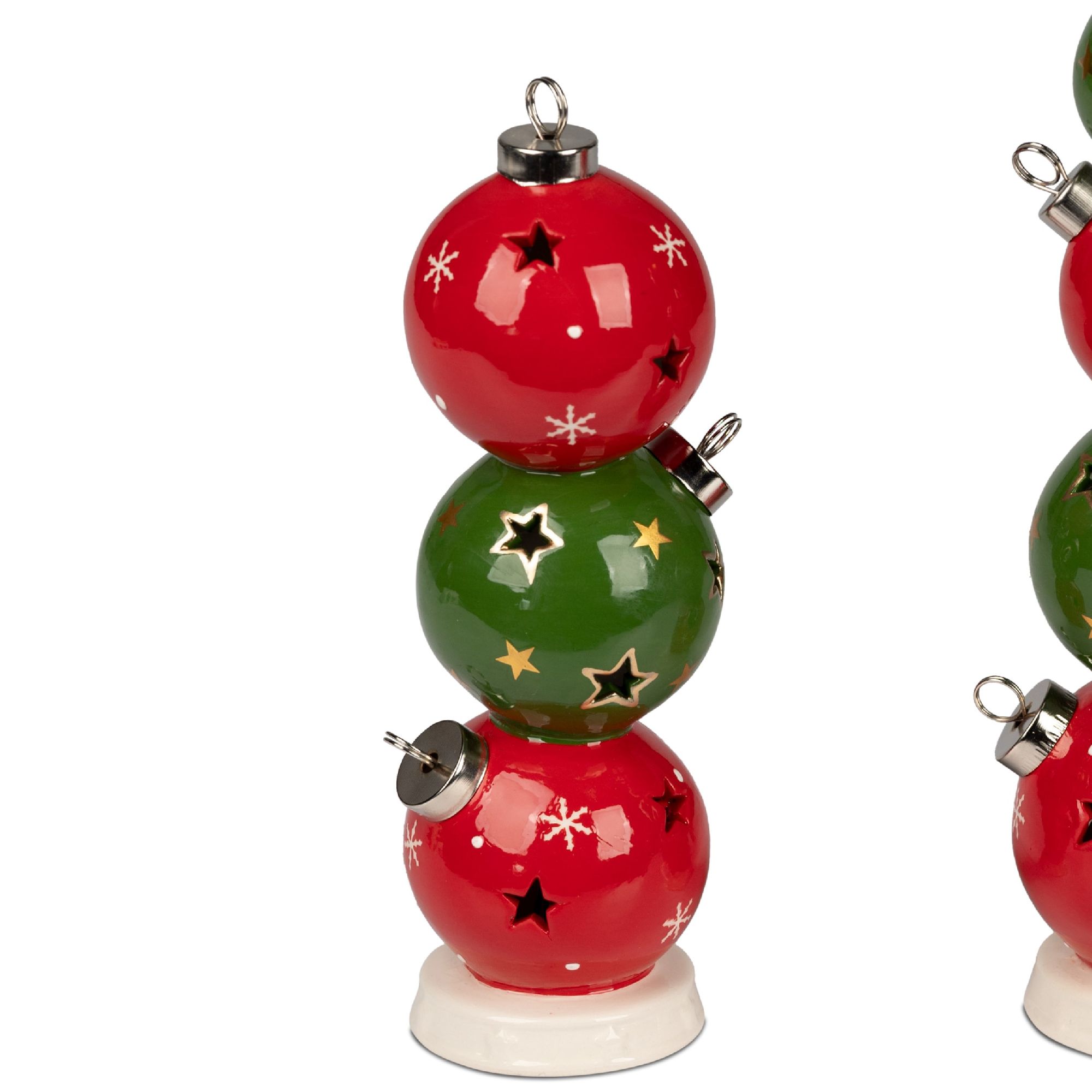 Drei dekorative Weihnachtskugeln in Rot und Grün, übereinander gestapelt, mit Sternen und Schneefloc