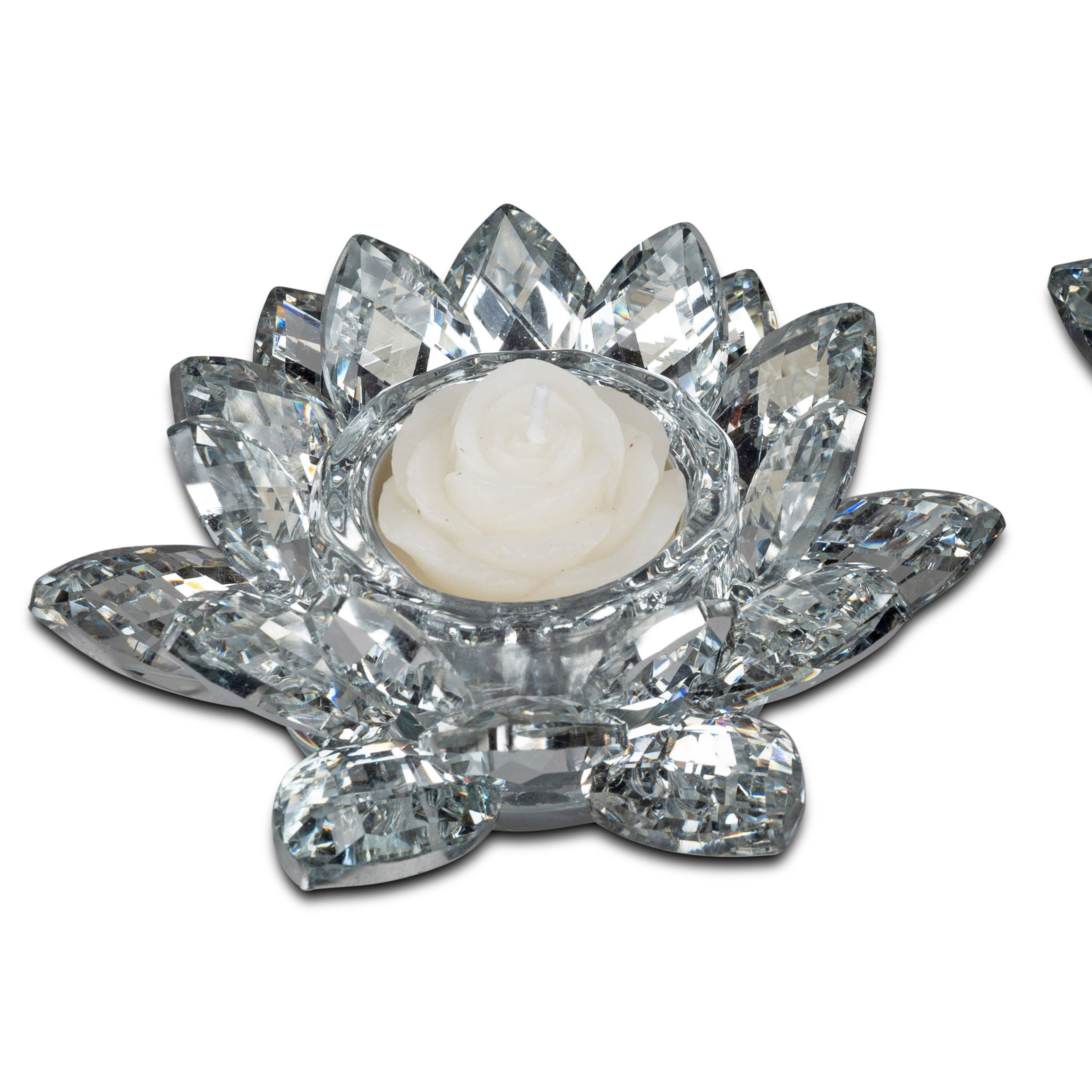 Ein Teelichthalter in Form einer Blüte aus transparentem Kristall mit einer weißen Kerze in der Mitte.