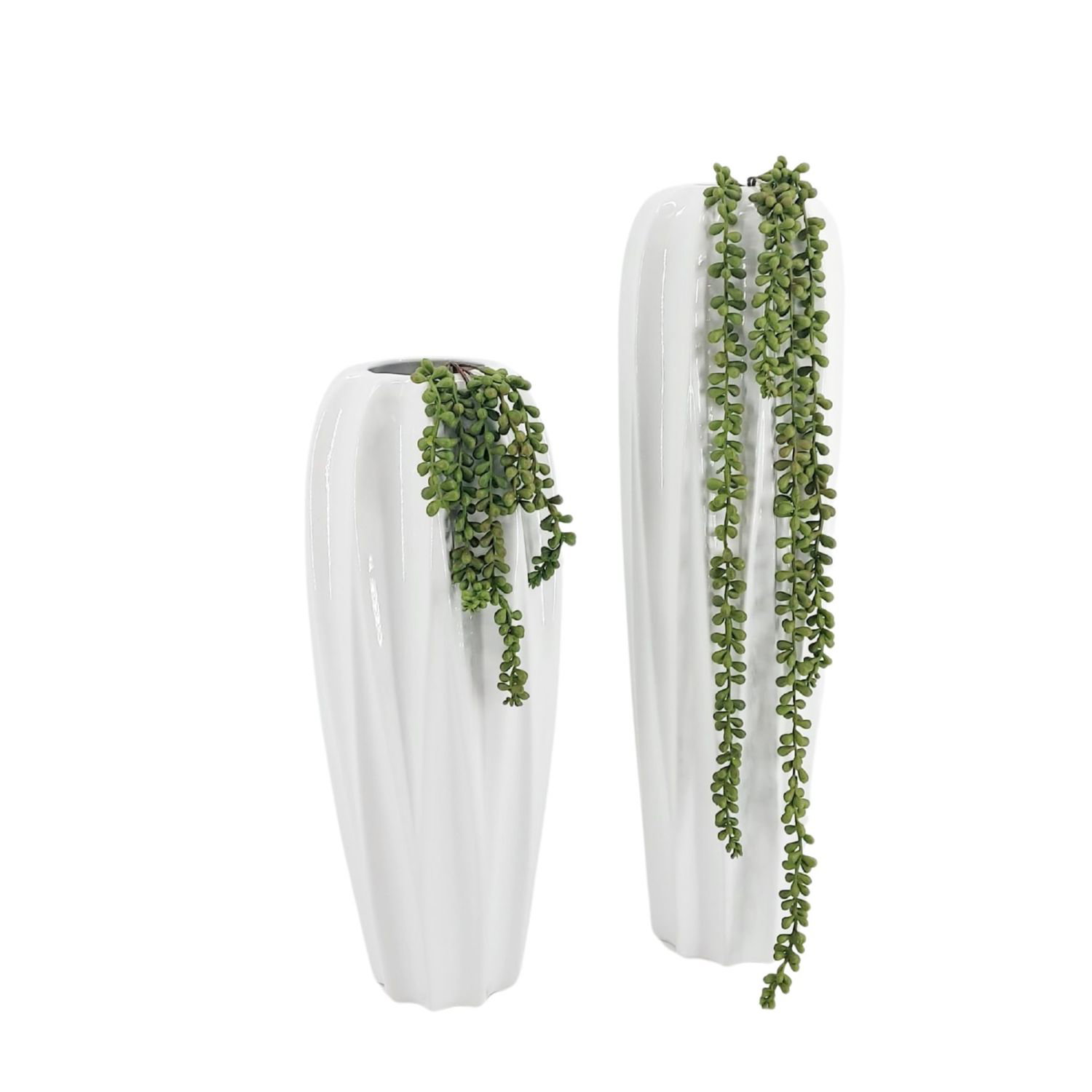 Zwei weiße Vasen mit hängenden grünen Pflanzen