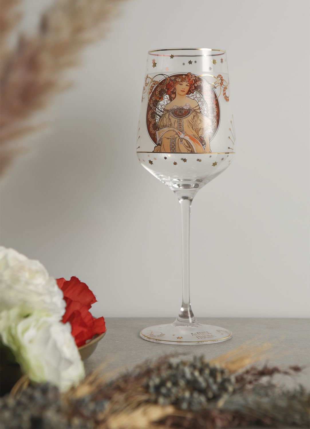 Ein dekoratives Weinglas mit künstlerischem Motiv und goldenen Sternen