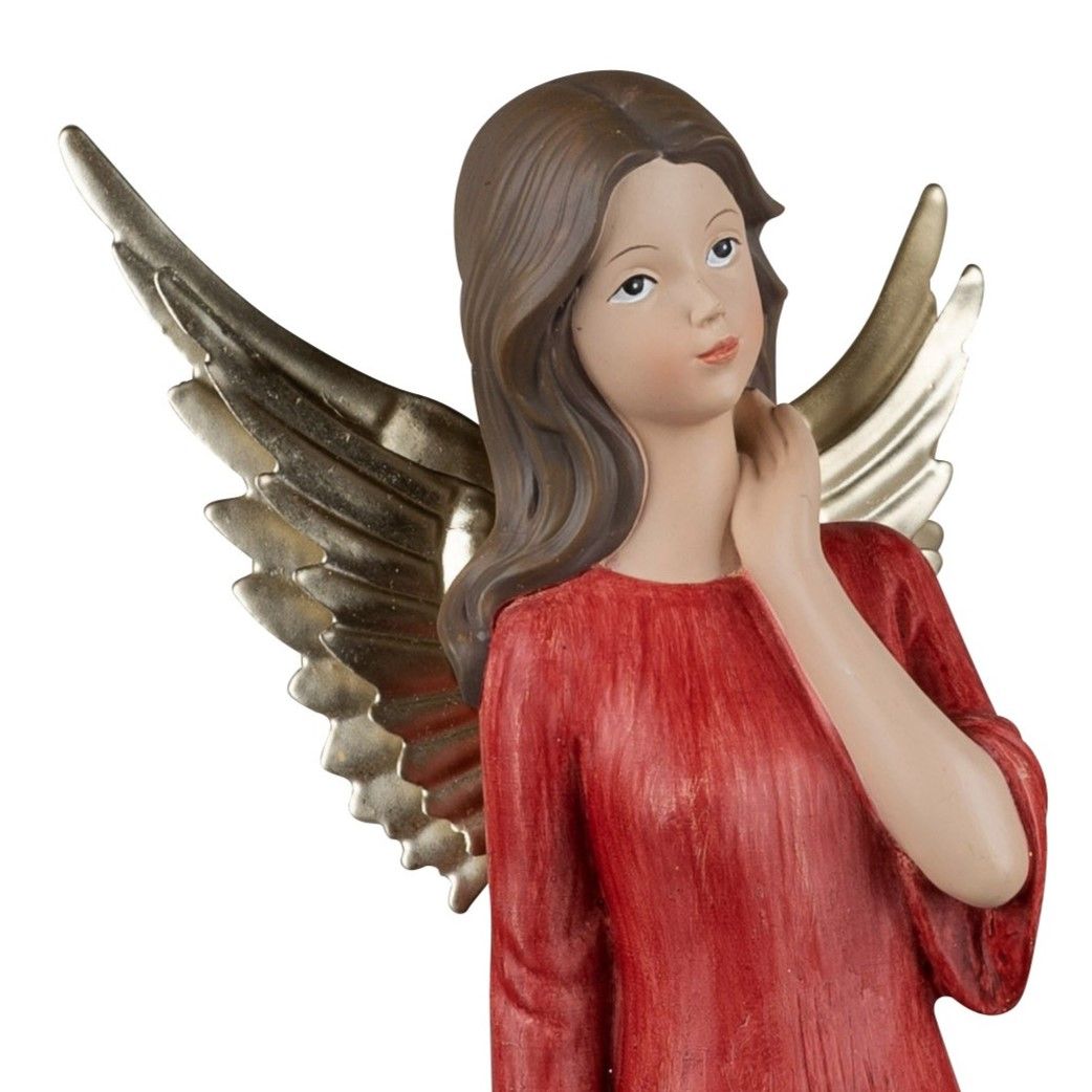Eine Figur eines Engels mit langen, braunen Haaren und goldenen Flügeln, gekleidet in ein rotes Klei