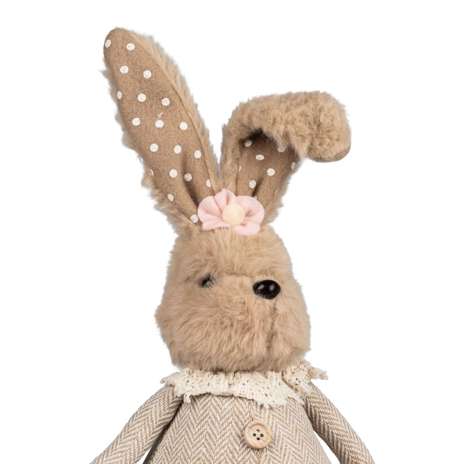 Plüschhase mit gepunkteten Ohren, rosa Blüte und gestricktem Outfit vor weißem Hintergrund
