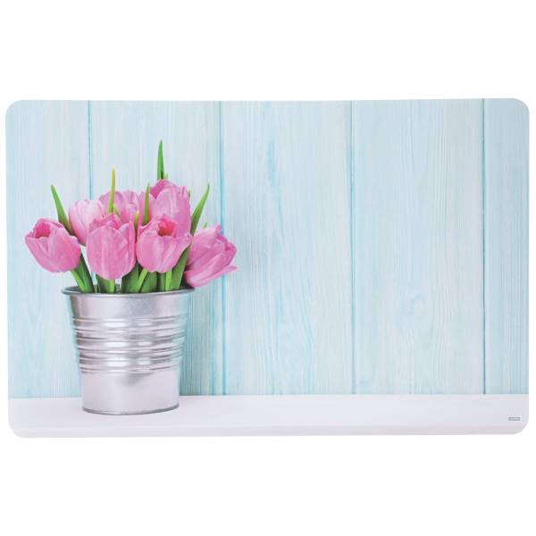 Ein silberner Eimer mit rosa Tulpen steht vor einer hellblauen Holzwand.