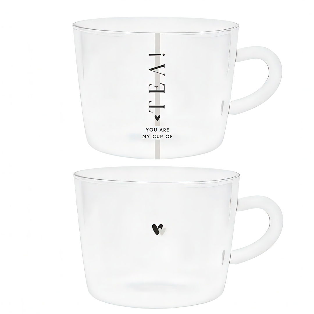 Zwei transparente Tassen übereinander, eine mit dem Text "YOU ARE MY CUP OF TEA!" und die andere mit einem kleinen Herzsymbol.