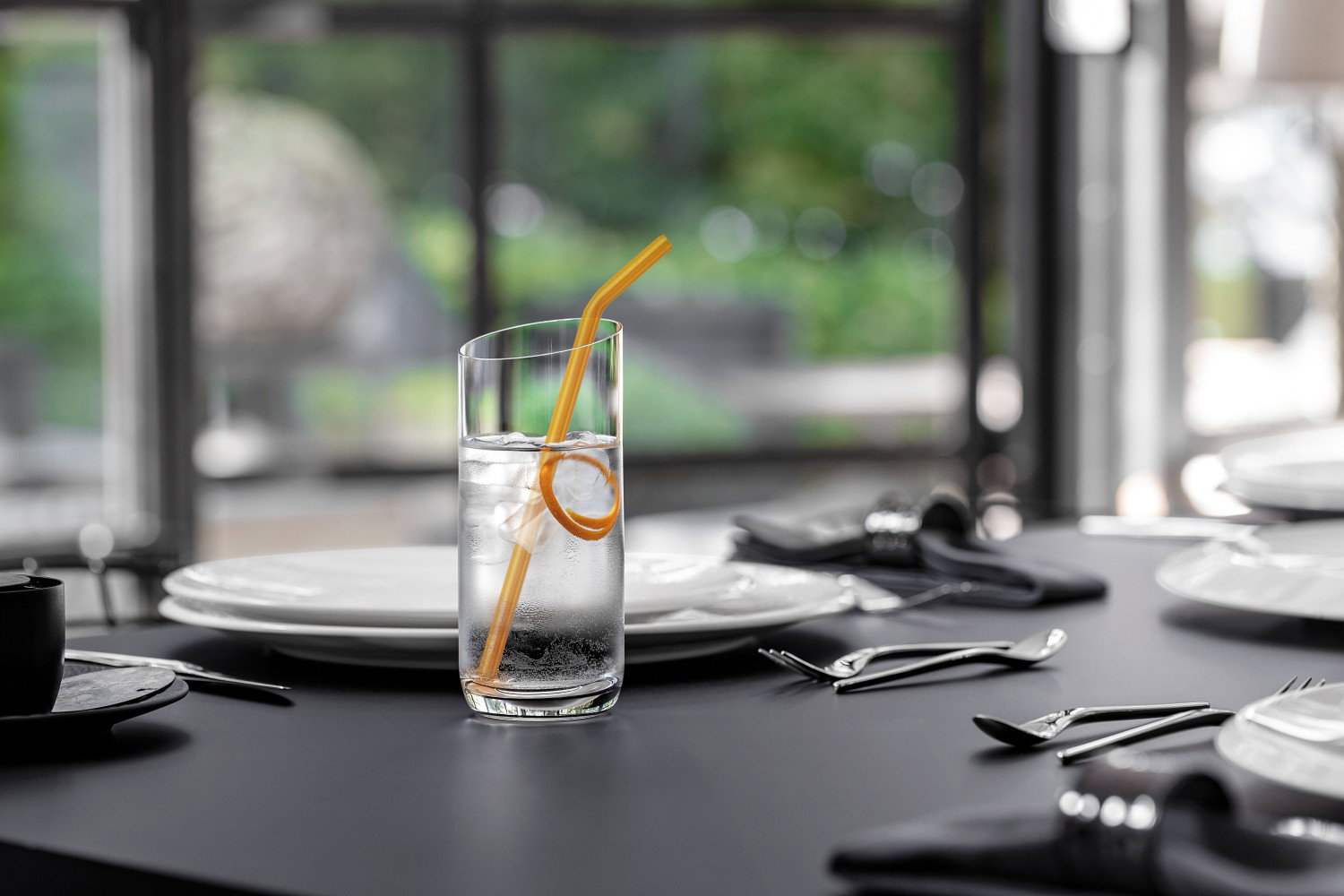 Ein Tisch mit einer Schüssel Salat und Gläsern für Wein und Wasser