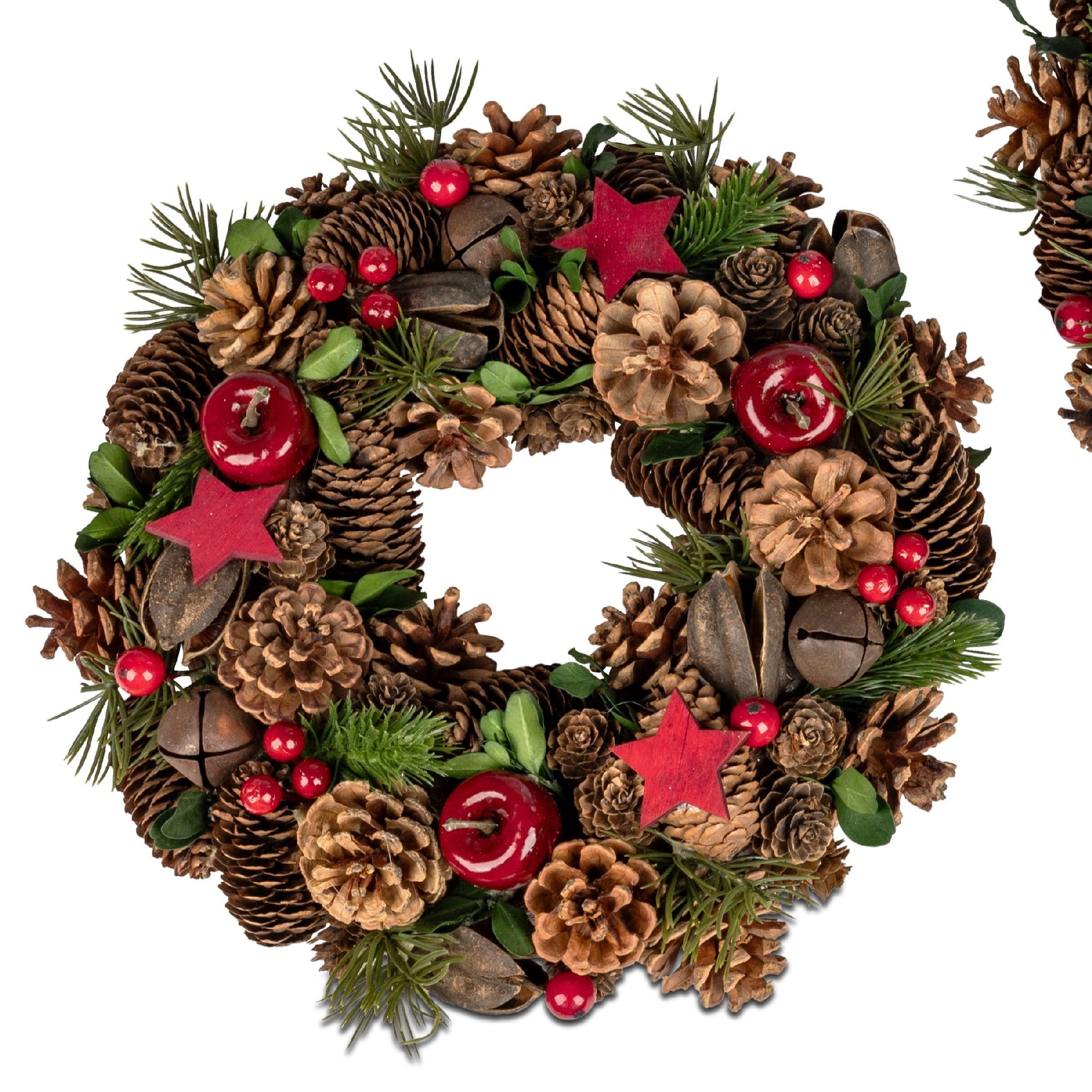 Ein dekorativer Kranz aus Tannenzapfen, roten Beeren, Sternen und Kerzen, umgeben von grünen Zweigen